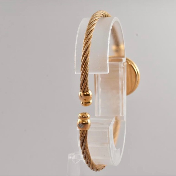 Gucci Women's Gold Watch with Mother of Pearl Dial - Picture 5 of 8